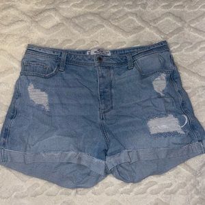 Hollister Curvy High Rise Mom Short 3”☀️